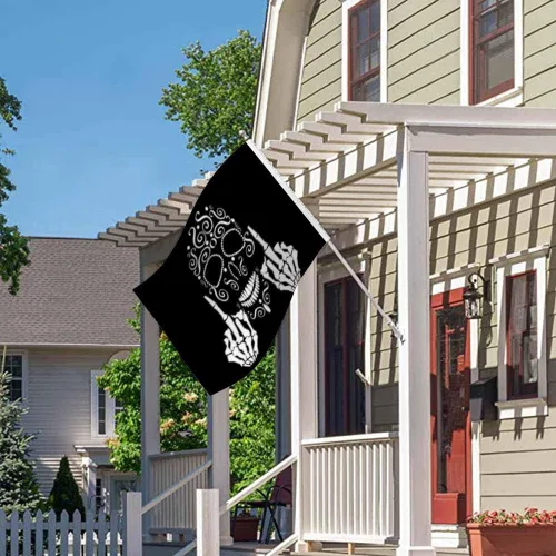 Vista 4 de Swono Bandera de calavera con diseño de esqueleto con dedo medio, bandera negra de 3 x 5 pies, bandera grande para exteriores e interiores, oficina