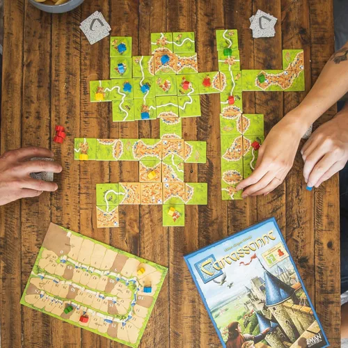 Vista 5 de Asmodee Carcassonne Juego de Mesa - Juego Clásico de Estrategia de Colocación de Fichas, Diversión Familiar, Aventura Medieval para Niños y Adultos