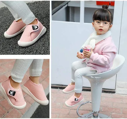 Vista 6 de OAISNIT Botas de nieve para bebés y niñas con suela de goma antideslizante, zapatos de invierno con pantuflas casuales de piel de felpa cálida