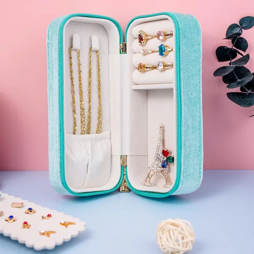 Vista 4 de SANQIANWAN Joyero de viaje de terciopelo de felpa para mujer, organizador de lujo y esponjoso, portátil, pequeño, mini rejilla, joyero para aretes