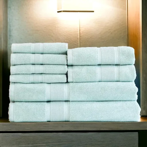 Vista 13 de Juego de toallas navideñas Luzia Color marfil Incluye 1 toalla de baño y 1 toalla de mano con diseños bordados y 2 toallas de baño lisas