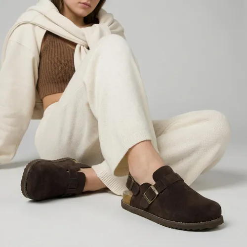 Vista 7 de CUSHIONAIRE Brooklyn - Zuecos de gamuza auténtica con hebilla para mujer Gamuza auténtica de chocolate