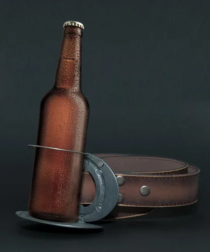 Vista 4 de Hebilla para cinturón, de BevBuckle Sostiene tu botella o lata para que tengas las manos libres.