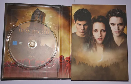 Vista 4 de The Twilight Saga New Moon Two-Disc DVD Gift Set with Charm Necklace and Bonus Features