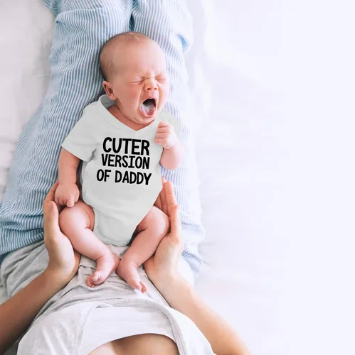 Vista 5 de CBTwear Cuter Version of Daddy - Dad to Be Announcement - Lindo body de bebé de una pieza