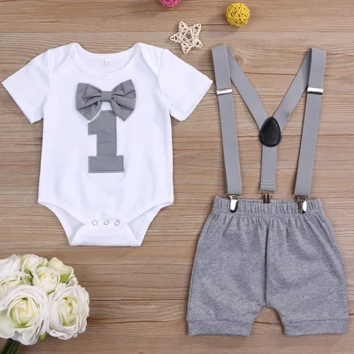 Vista 2 de GRNSHTS Ropa divertida de primer cumpleaños para bebé niño, mameluco con pajarita, mameluco para tartas