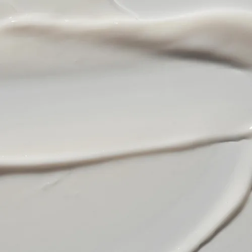 Vista 2 de Omorovicza Crema de ojos revitalizante (0.51 onzas), crema iluminadora debajo de los ojos con árnica, extracto de alfalfa y péptido de avellana
