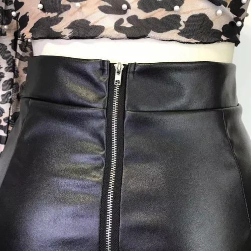 Vista 6 de WOKANSE Pantalones cortos de piel sintética con borlas para mujer, pantalones cortos de yoga con bolsillos, pantalones cortos para mujer