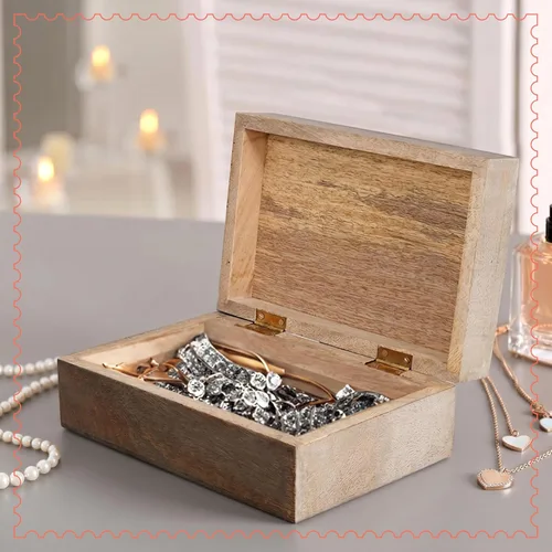 Vista 5 de Caja de madera de vieira (mediana) - Caja decorativa ligera quemada sobre gris con tapa con almohadillas de fieltro debajo y talla de madera - Caja