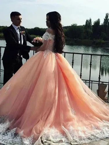 Vista 5 de XYAYE Vestidos de quinceañera con hombros descubiertos, vestidos de baile de tul hinchados con encaje de tren, vestido largo de graduación para mujer