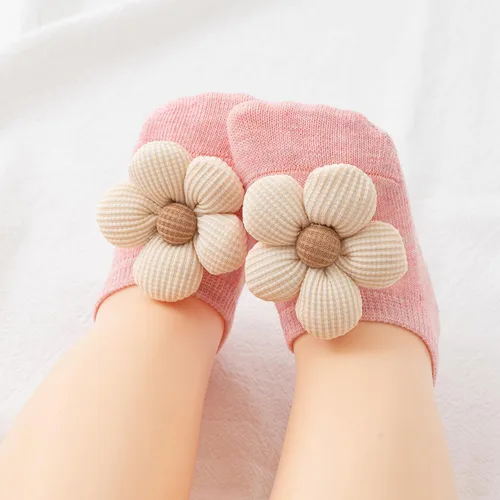 Vista 4 de Belsmi Calcetines antideslizantes para bebés y niñas, calcetines antideslizantes para el tobillo con estampado de flores de princesa, para verano