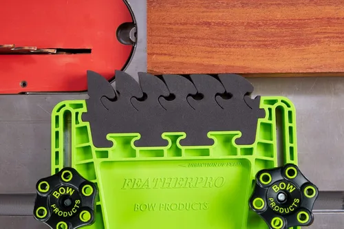 Vista 7 de BOW Products FeatherPRO FP1 - Guía de plumas para sierras de mesa, mesas de router y sierras de cinta - Plumas de EVA que reducen el retroceso