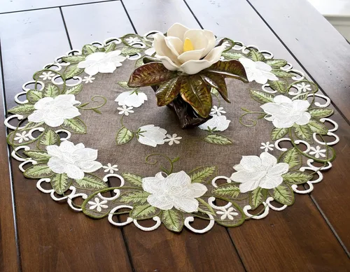 Vista 5 de Hermoso diseño floral de magnolia blanca y hojas verdes bordadas en lino de poliéster marrón redondo de 23 pulgadas o 33 pulgadas