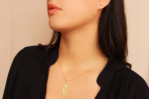 Vista 37 de Joyas de hoja de oro rosa y plata para mujer. Pendientes de hoja natural y collares circulares colgantes. Elegantes conjuntos de joyas colgantes.
