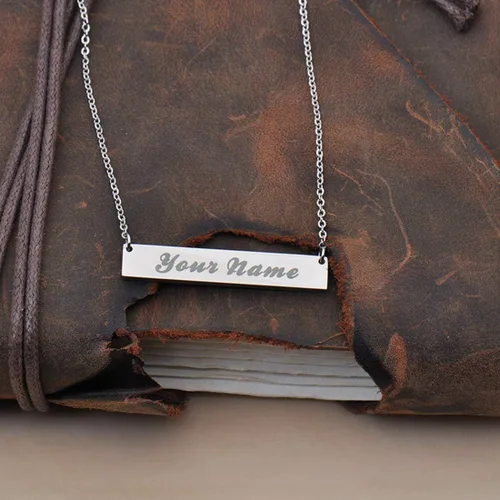 Vista 4 de Love Wind Collar con nombre personalizado grabado, barra horizontal con placa de nombre inicial