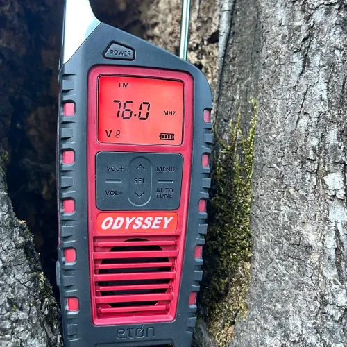 Vista 7 de Eton Odyssey Radio meteorológica NOAA con manivela, radio de emergencia de todas las bandas, radio tormenta de onda corta AM/FM, Bluetooth, cargador