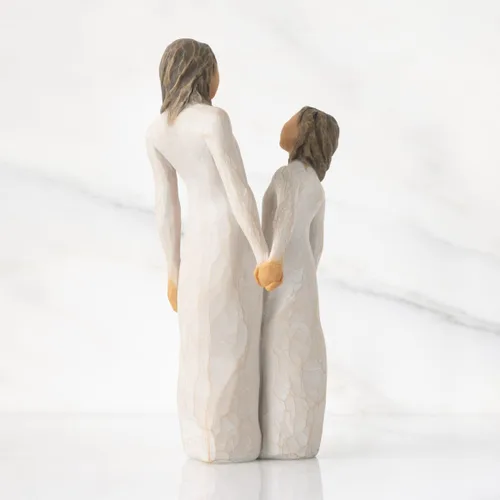Vista 3 de Willow Tree Time Together, "I Love Our Time Together", Figura de madre e hija con manos juntas, figura esculpida pintada a mano
