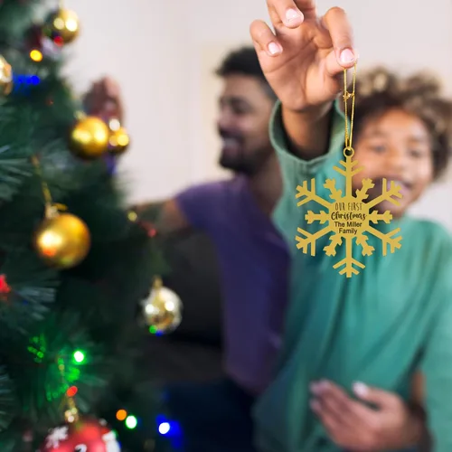 Vista 2 de Juego de adornos navideños personalizados para decoración navideña, copos de nieve de metal personalizados y bolas de árbol, regalos para familia