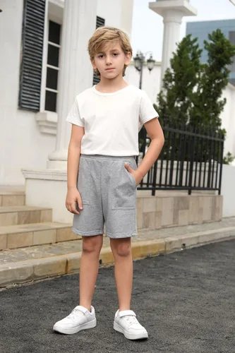 Vista 4 de Coutgo Pantalones cortos deportivos para niños y niñas, pantalones cortos de entrenamiento con bolsillos de 5 a 14 años