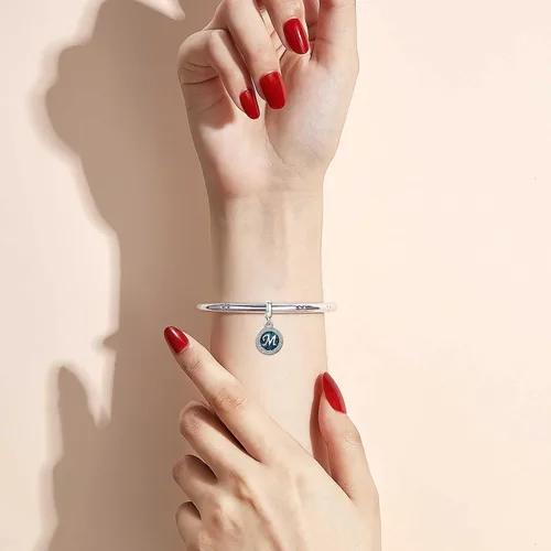 Vista 3 de KunBead Dijes azules con inicial de letras para pulseras, dije de cuentas de amor del alfabeto, dije para mujeres y niñas, collar colgante colgante