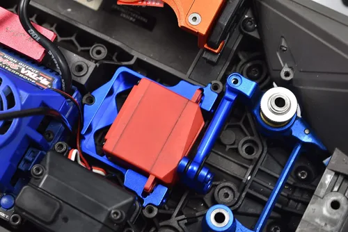Vista 2 de GPM Para Traxxas 1/10 Maxx 4WD Monster Truck Piezas de actualización de aluminio servo montaje + barra de acoplamiento de acero inoxidable + bocina