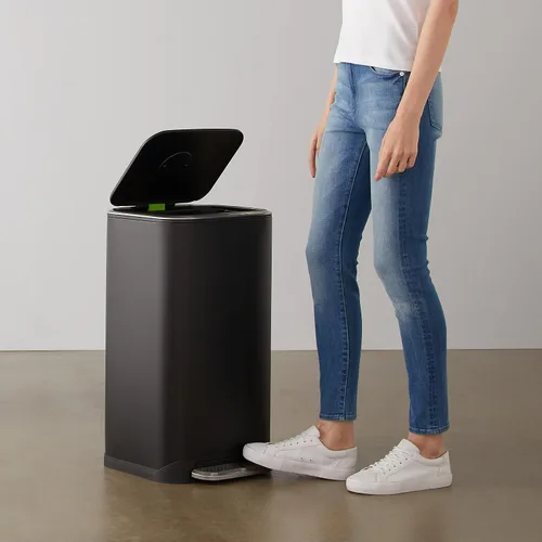 Vista 8 de Amazon Basics Bote de basura rectangular de metal con pedal de cierre suave, 32 litros/8.5 galones, 14 pulgadas de largo x 14 pulgadas de ancho x