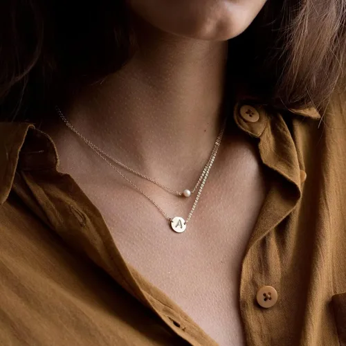Vista 3 de Yoosteel Collares de perlas con inicial en capas para mujer, moderno, delicado collar de perlas chapado en oro de 16 quilates para mujer, collar