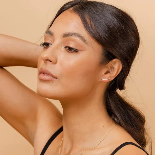 Vista 4 de PAVOI Aretes Trepadores con Tachuelas Chapados en Oro de 14K con Circonita Cúbica para Mujeres - Aretes de Moda Trepadores de Flecha con Diamantes