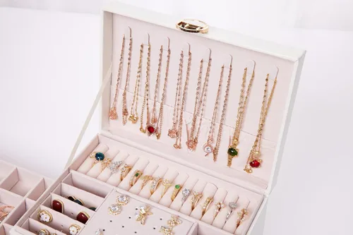 Vista 4 de Mohoeey Joyero para mujeres y niñas, organizador de joyas grande de piel sintética con 2 cajones para regalos de Navidad y Año Nuevo, color blanco
