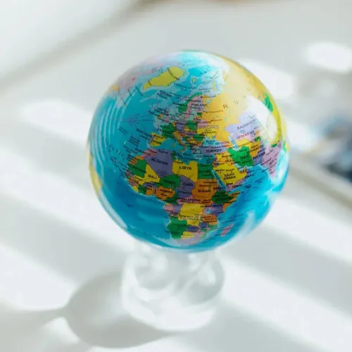 Vista 8 de MOVA Globo – Mapa político azul océano clásico (4.5 pulgadas) Globo del mundo giratorio alimentado por luz Decoración educativa del hogar,