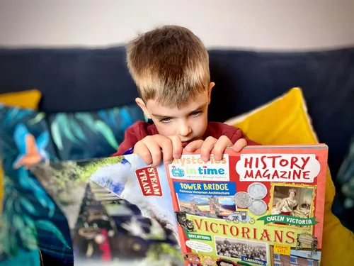 Vista 2 de Misterios en el tiempo Paquete de actividades de historia de la era victoriana Libro de historia para niños Revista de historia y actividades