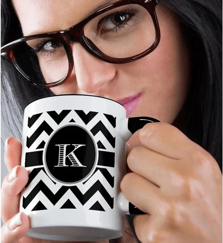 Vista 2 de 3dRose Taza de café, tamaño: 15 onzas, monograma de cheurón blanco y negro, inicial K Designs, divertido regalo de taza de café