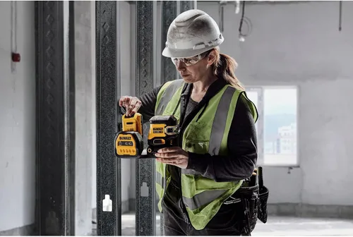Vista 3 de DEWALT Kit de Nivel Láser 20V/12V MAX, Láser de Línea Cruzada y Láser de 2 Puntos, Verde (DCLE34220G)