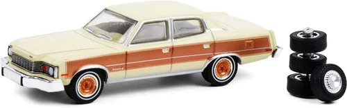 Vista 2 de 1978 AMC Matador Barcelona Sand Tan y Golden Ginger con neumáticos de repuesto The Hobby Shop Series 10 1/64 Modelo de automóvil fundido a presión