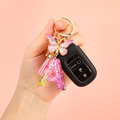 Vista 5 de GIFTOXO Llaveros de letras para mujeres y niñas, llaveros para llaves de automóvil, accesorios lindos y rosados para mochila, cartera