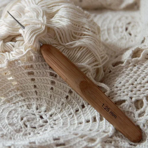 Vista 8 de Katech 10 ganchos de ganchillo ergonómicos para ganchillo, mango de madera de bambú, gancho de ganchillo de tamaño pequeño (0.030-0.118 in), hilo
