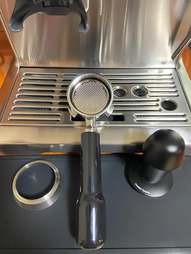 Vista 2 de Portafiltro sin fondo de 2.008 in compatible con DeLonghi EC680 y EC685 máquina de café espresso Portafilter de acero inoxidable junto con cesta