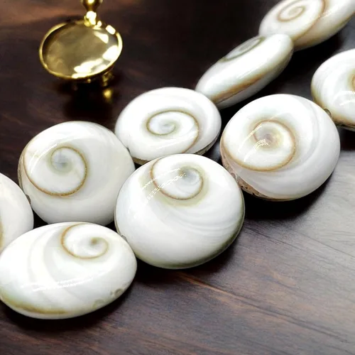 Vista 11 de ABCGEMS Shiva Eye Shell Beads Indonesia Auténtica Región Indo-Pacífico (patrón geométrico de matriz de doble cara) de origen ético – Producción