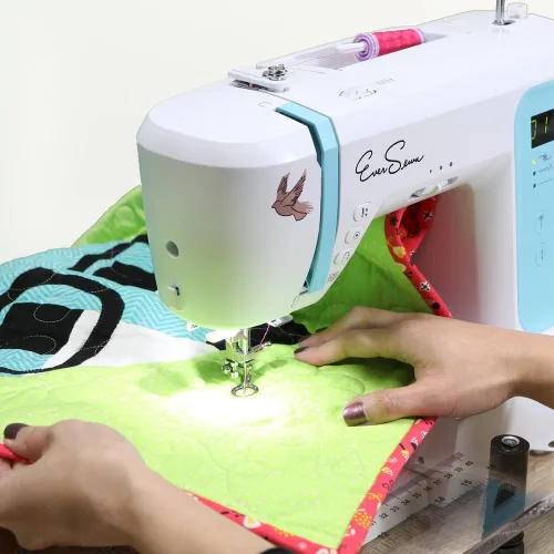 Vista 3 de Eversewn Charlotte máquina de coser de 70 puntadas, computarizada