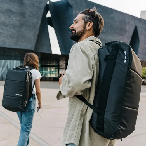 Vista 7 de Blackbriar Range Duffel - Mochila convertible color rojo marciano de 30 litros, con acceso magnético patentado, partición modular en S, garaje