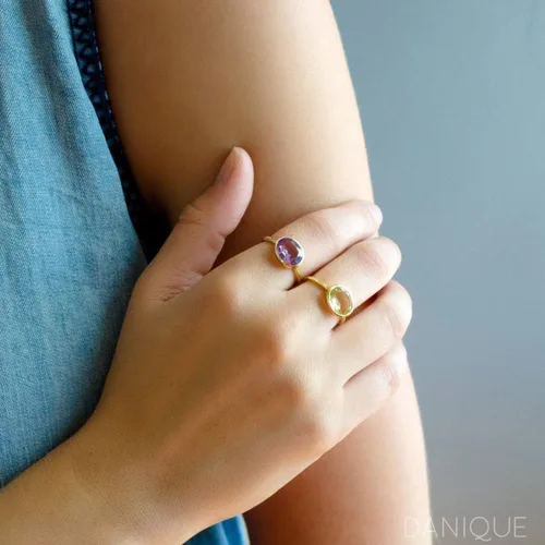 Vista 18 de Oval Birthstone Ring Bezel Set in Vermeil Gold, Sterling Silver, or Rose Gold, Stacking Birthstone Ring [rOMB]