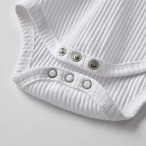 Vista 5 de Derouetkia Conjunto de ropa de verano para recién nacido, para bebé, niño, niña, color sólido, conjunto de mameluco acanalado y pantalones cortos