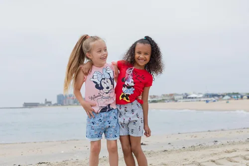 Vista 6 de Disney Minnie Mouse - Conjunto de camiseta floral arcoíris y pantalones cortos de cambray, tallas de bebé a niño grande (12 meses - 14-16)