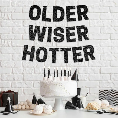 Vista 3 de Cartel preencordado de Older Wiser Hotter - No DIY - Cartel negro para fiesta de feliz cumpleaños con purpurina - Guirnalda preencordada en hebras