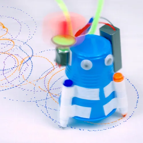 Vista 4 de Scribble Bot Kit, paquete de 2 – Construye 2 robots de dibujo motorizados, kit completo de proyecto STEM para aulas, a partir de 8 años