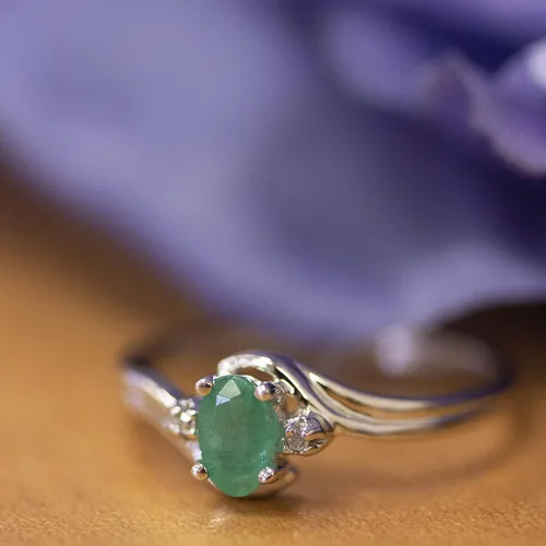 Vista 3 de Anillo de diamantes y esmeralda en oro blanco de 10 quilates