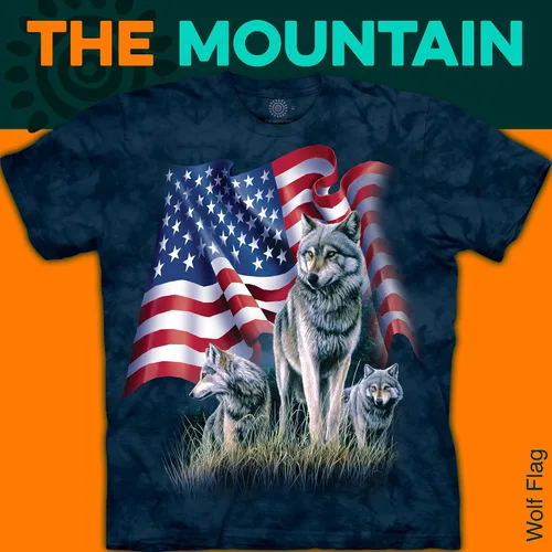 Vista 8 de The Mountain Camiseta unisex con la bandera del lobo Premium, teñida a mano Camiseta patriótica de Estados Unidos