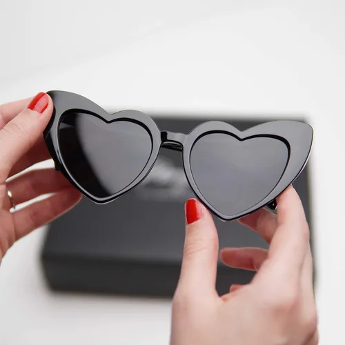 Vista 5 de Pergozo Gafas de sol de despedida de soltera con corazón negro paquete de 7 unidades gafas de sol en forma de corazón gafas de sol