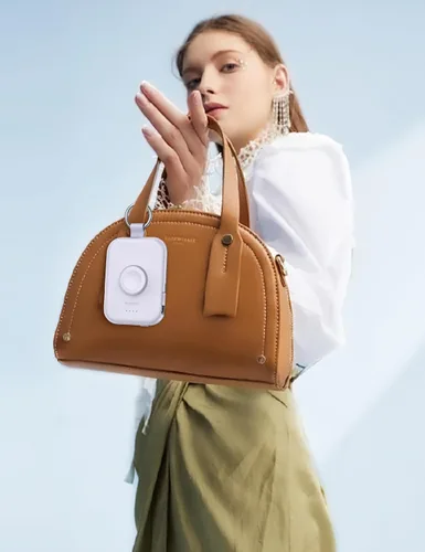Vista 5 de RORRY Cargador portátil, batería externa portátil de 5000 mAh con cables integrados, paquete de batería en llavero de viaje para Apple Watch Negro