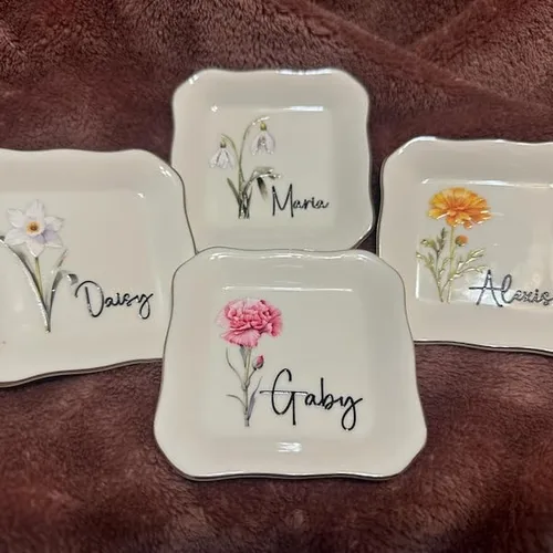 Vista 6 de UrbanNEST Plato personalizado para baratijas de flores de nacimiento, soporte para anillos de acuarela personalizado, para ella, regalo de boda